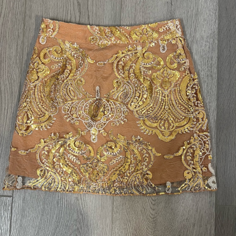 Sequin style mini skirt from forever 21. Inner lying is pleather, with a zipper.
